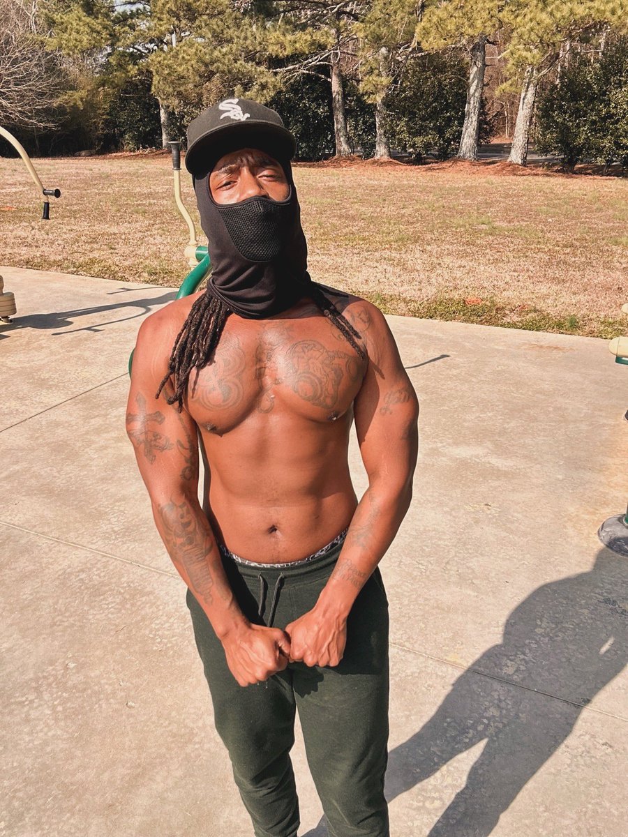 Just1CeddyB's tweet photo. We do at LEAST 3 to 500 push ups A DAY, homies be at my neck cause I ain’t at 1000 yet, iron sharpens iron. Most you grown men ain’t got 25 reps in the clip. Tighten up. https://t.co/5YxG9aPOxm
