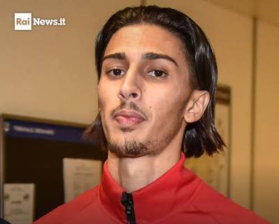 Zaccaria Mouhib, pluripregiudicato marocchino, arrestato per rapina, maltrattamenti e porto abusivo di armi comuni e da guerra.

Ha spaccato il naso alla sua ex.

Idolo di migliaia di ragazzine, le stesse che poi blaterano ipocritamente di patriarcato italiano.