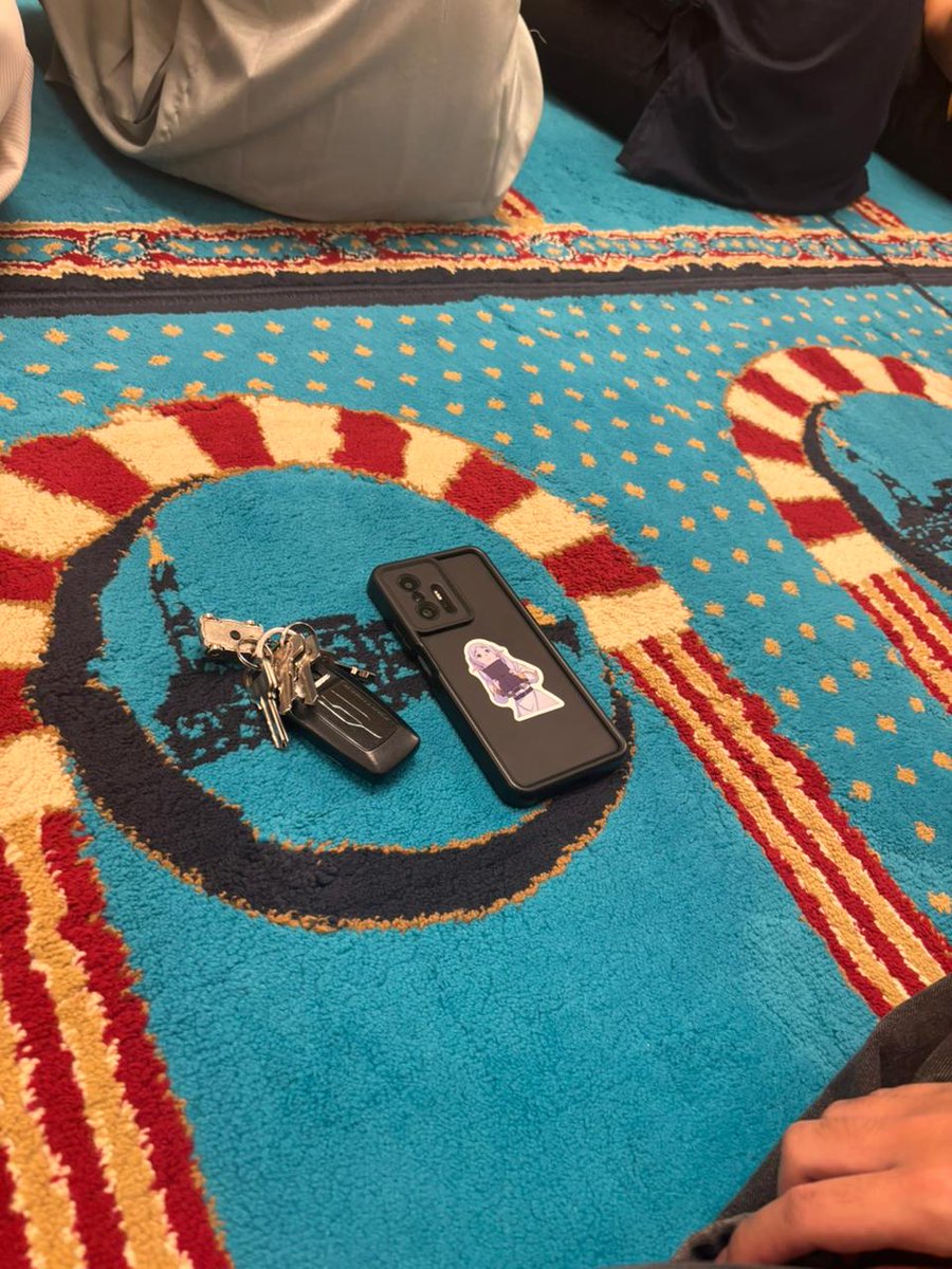 lyqnime_'s tweet photo. Saw ts in the masjid😂✌🏻 https://t.co/Dr90QvQjQo