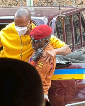 Brian White olwaleero alabiseeko mu kkooti y’e Makindye n’azzibwayo mu kkomera, ng’omusango gwe gwolekedde okuddamu mu April. okwongela okwenyonyo  Okwenyonyolako ku misango

#TV1Updates