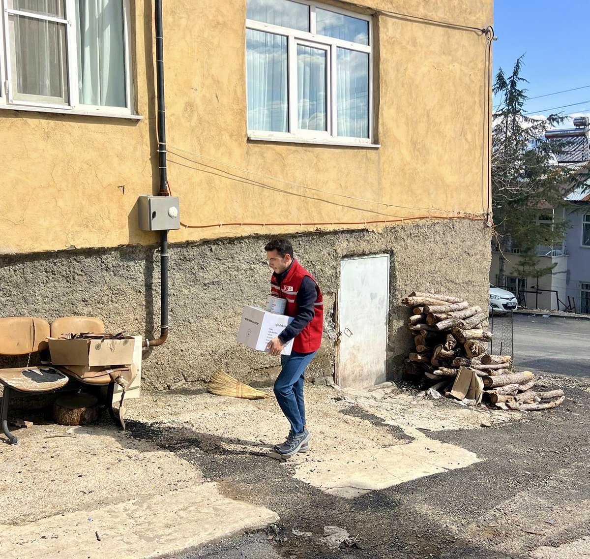kizilaymaras's tweet photo. 📍 Göksun

İhtiyaç sahibi ailelerimizin yanındayız. 🧺  

Gıda kolilerimizle sofralara umut, gönüllere sıcaklık taşıyoruz. 🍞❤️  

Sen de destek ol, iyiliği büyütelim. 🤝  

#Kızılay #Kahramanmaraş #Göksun https://t.co/hQyBLXVdpn