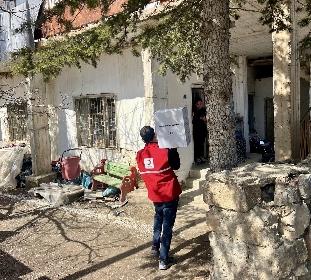 kizilaymaras's tweet photo. 📍 Göksun

İhtiyaç sahibi ailelerimizin yanındayız. 🧺  

Gıda kolilerimizle sofralara umut, gönüllere sıcaklık taşıyoruz. 🍞❤️  

Sen de destek ol, iyiliği büyütelim. 🤝  

#Kızılay #Kahramanmaraş #Göksun https://t.co/hQyBLXVdpn