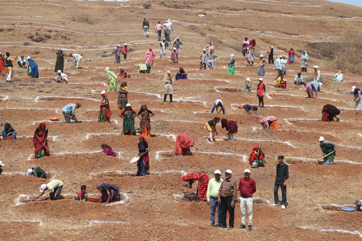 DM_Khandwa's tweet image. ✅ जल संचय जन भागीदारी 2.0 अभियान के तहत सामूहिक श्रमदान कार्यक्रम संपन्न

✅ पंधाना ब्लॉक के ग्राम घाटीखास में ग्रामीणजनों, अधिकारियों और जनप्रतिनिधियों ने किया श्रमदान
Read More : facebook.com/share/p/17yWs6…

@JansamparkMP
@mpurbandeptt
@minprdd
#जल_गंगा_संवर्धन 
#khandwa