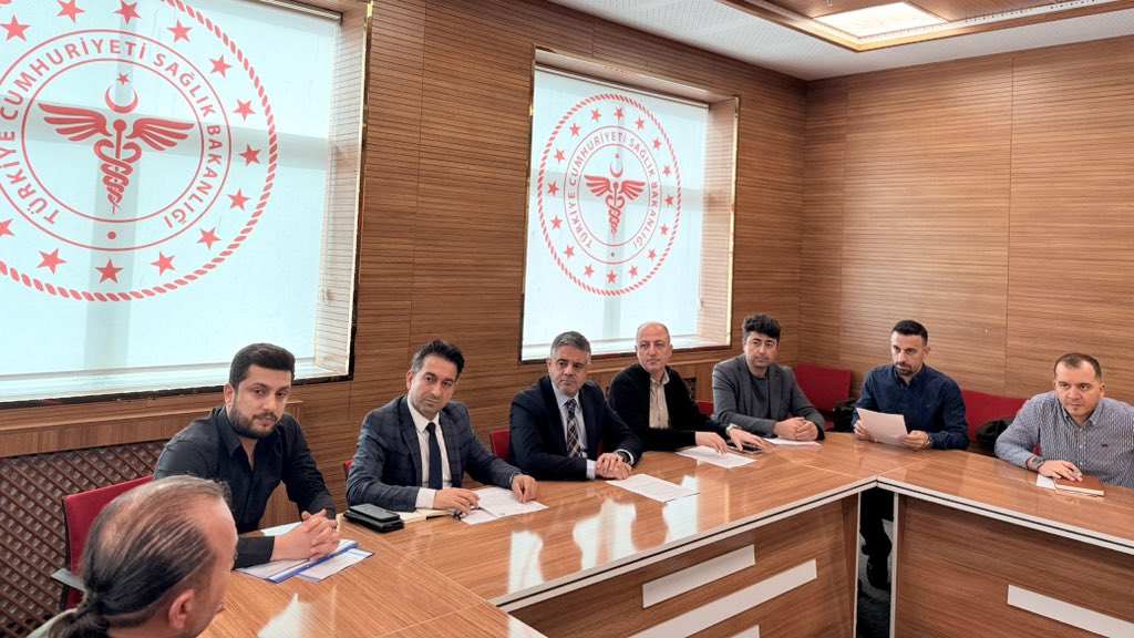 mardinilsaglik's tweet photo. İl Sevk Komisyonu Değerlendirme Toplantısı Gerçekleştirildi

İl Sağlık Müdürümüz Uzm. Dr. Saffet YAVUZ başkanlığında; Sağlık Hizmetleri Başkanlığı, Kamu Hastaneleri Hizmetleri Başkanlığı ve kamu Hastaneleri Başhekimlerinin katılımıyla İl Sevk Komisyonu değerlendirme toplantısı gerçekleştirildi.

Toplantıda, il genelinde yürütülen sevk süreçleri detaylı şekilde ele alınarak hizmet sunumunun daha etkin ve verimli hale getirilmesi amacıyla değerlendirmelerde bulunuldu. Özellikle hasta mağduriyetinin azaltılması ve sağlık hizmetlerine erişimin daha hızlı sağlanmasına yönelik alınabilecek tedbirler görüşüldü.

Katılımcıların görüş ve önerileri doğrultusunda, sevk süreçlerinin iyileştirilmesine yönelik planlamalar yapılırken kurumlar arası koordinasyonun güçlendirilmesinin önemi vurgulandı.
@acilafetgovtr  @sbkhgm