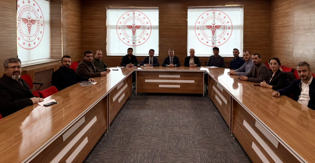 mardinilsaglik's tweet photo. İl Sevk Komisyonu Değerlendirme Toplantısı Gerçekleştirildi

İl Sağlık Müdürümüz Uzm. Dr. Saffet YAVUZ başkanlığında; Sağlık Hizmetleri Başkanlığı, Kamu Hastaneleri Hizmetleri Başkanlığı ve kamu Hastaneleri Başhekimlerinin katılımıyla İl Sevk Komisyonu değerlendirme toplantısı gerçekleştirildi.

Toplantıda, il genelinde yürütülen sevk süreçleri detaylı şekilde ele alınarak hizmet sunumunun daha etkin ve verimli hale getirilmesi amacıyla değerlendirmelerde bulunuldu. Özellikle hasta mağduriyetinin azaltılması ve sağlık hizmetlerine erişimin daha hızlı sağlanmasına yönelik alınabilecek tedbirler görüşüldü.

Katılımcıların görüş ve önerileri doğrultusunda, sevk süreçlerinin iyileştirilmesine yönelik planlamalar yapılırken kurumlar arası koordinasyonun güçlendirilmesinin önemi vurgulandı.
@acilafetgovtr  @sbkhgm