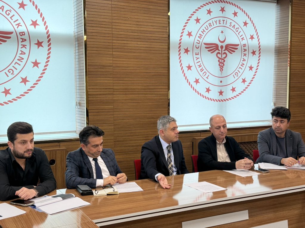 mardinilsaglik's tweet photo. İl Sevk Komisyonu Değerlendirme Toplantısı Gerçekleştirildi

İl Sağlık Müdürümüz Uzm. Dr. Saffet YAVUZ başkanlığında; Sağlık Hizmetleri Başkanlığı, Kamu Hastaneleri Hizmetleri Başkanlığı ve kamu Hastaneleri Başhekimlerinin katılımıyla İl Sevk Komisyonu değerlendirme toplantısı gerçekleştirildi.

Toplantıda, il genelinde yürütülen sevk süreçleri detaylı şekilde ele alınarak hizmet sunumunun daha etkin ve verimli hale getirilmesi amacıyla değerlendirmelerde bulunuldu. Özellikle hasta mağduriyetinin azaltılması ve sağlık hizmetlerine erişimin daha hızlı sağlanmasına yönelik alınabilecek tedbirler görüşüldü.

Katılımcıların görüş ve önerileri doğrultusunda, sevk süreçlerinin iyileştirilmesine yönelik planlamalar yapılırken kurumlar arası koordinasyonun güçlendirilmesinin önemi vurgulandı.
@acilafetgovtr  @sbkhgm