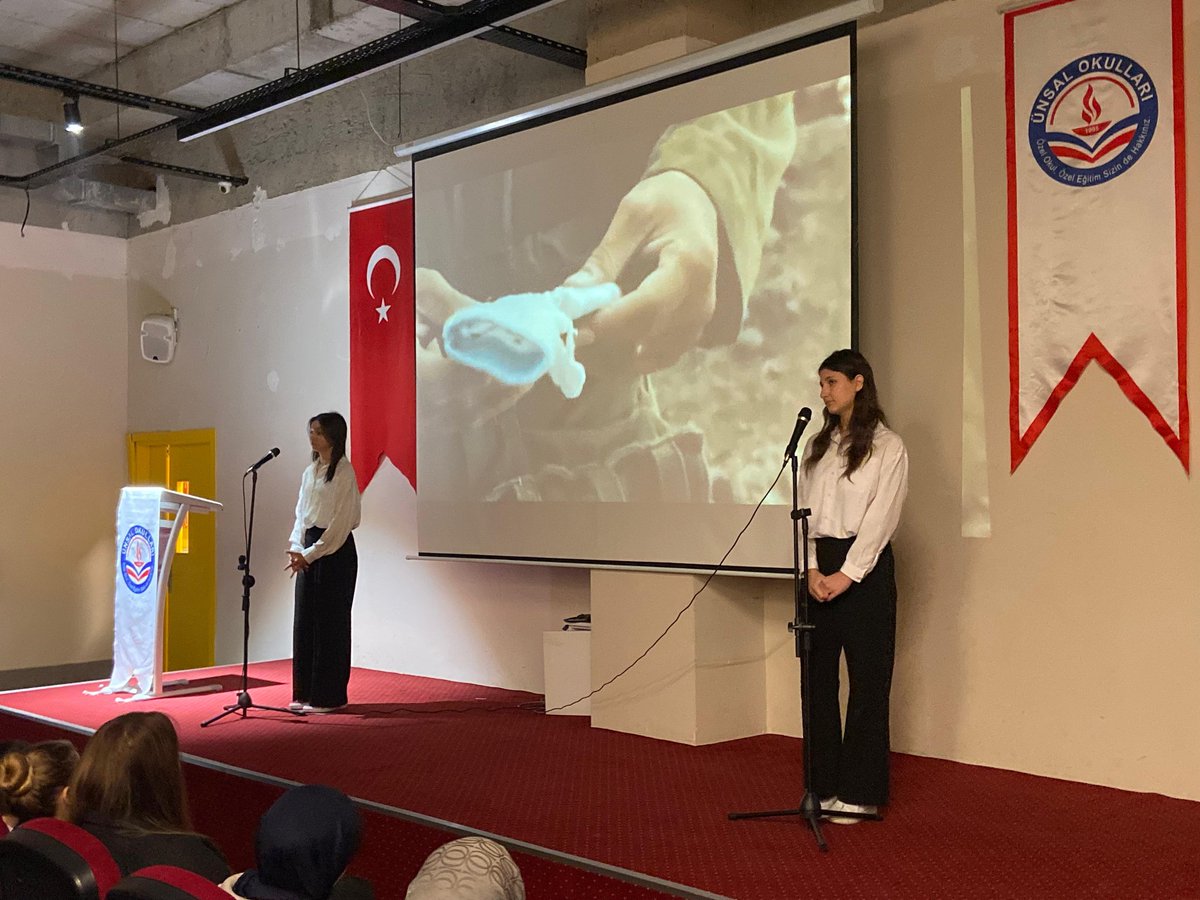🇹🇷 Çanakkale Zaferi'nin 111. yıl dönümünde, vatan topraklarını canı pahasına koruyan kahramanlarımızı derin bir hürmetle andık. Okulumuz konferans salonunda düzenlenen törende duygusal anlar yaşandı.
Programda
 Şiir Dinletisi:
 Tiyatro Gösterisi
  Vizyon Sunumu
#çanakalegecilmez