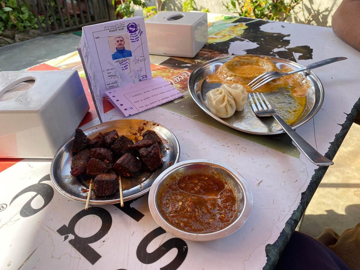 साथीहरूलाई ब्लुबुक नविकरण गर्न पठाको, उनीहरूले मलाई यो फोटो पठाए।🤣😂
म सहित खाजा खाए रे, बिल मैले भर्न पर्ने रे😀