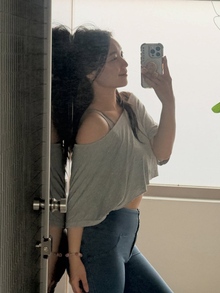 anmeil3's tweet photo. Today, I’m like the brightest firework in the night sky—so dazzling that it makes others envious.

No filter needed—I shine all on my own.

In a crowd, I’m the one even the stars can’t help but sneak a peek at. https://t.co/tnrPlc4IJr
