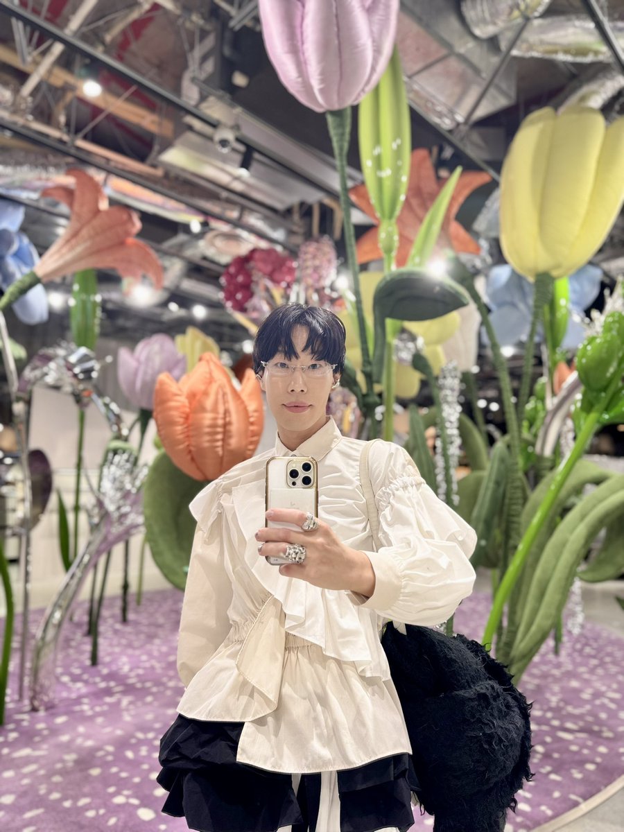 RyotaroSakaguTw's tweet photo. この #HOUGA のシャツは生活とか日常にふわっとお花が咲くように自分の輪郭線を彩ってくれる。すばらしい気持ちをブルームさせてくれてありがとう。久しぶりのファッションショー、心にお花が満開や💐#お涼服 #rakutenfwt https://t.co/IHw0soK0s9