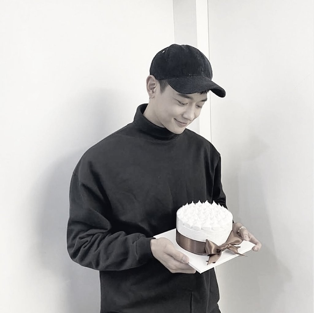 ㅤ
Akhirnya bisa merasakan ulang tahun yang spesial tahun ini, karena tidak sendiri lagi.

Terima kasih untuk kue buatannya, dua kesayanganku <a href="/semumerona/">Arimbi Tanuhardjo</a> dan Oceanum💖
ㅤ