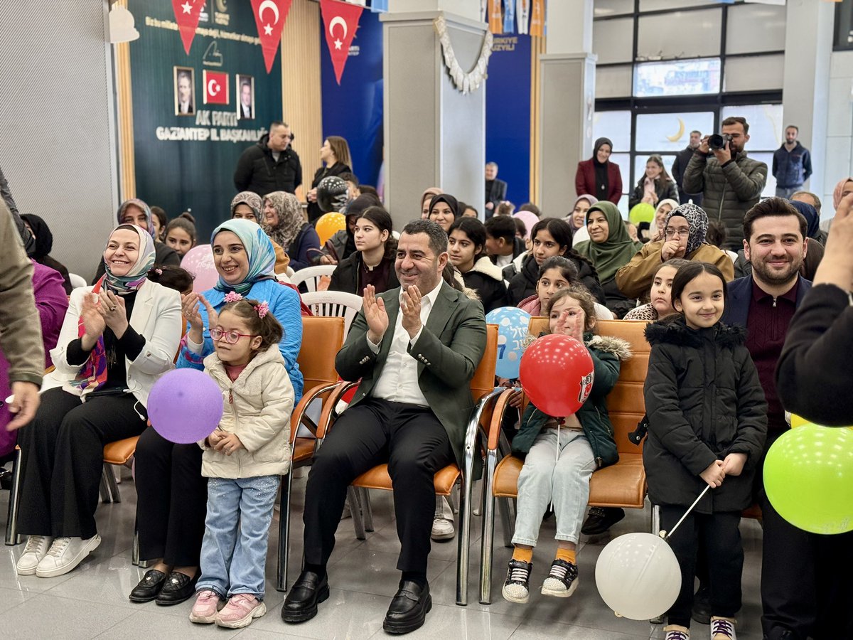 AK PARTİ GAZİANTEP İL BAŞKANLIĞI 📍

"Gönüller bir, eller bir... 🌙
Kadir Gecesi’nin manevi huzurunu geride bırakırken, bayramı evlatlarımızın yüzündeki o eşsiz tebessümle karşıladık. AK Parti Gaziantep İl Başkanlığımızın düzenlediği programda, miniklerimize bayramlıklarını