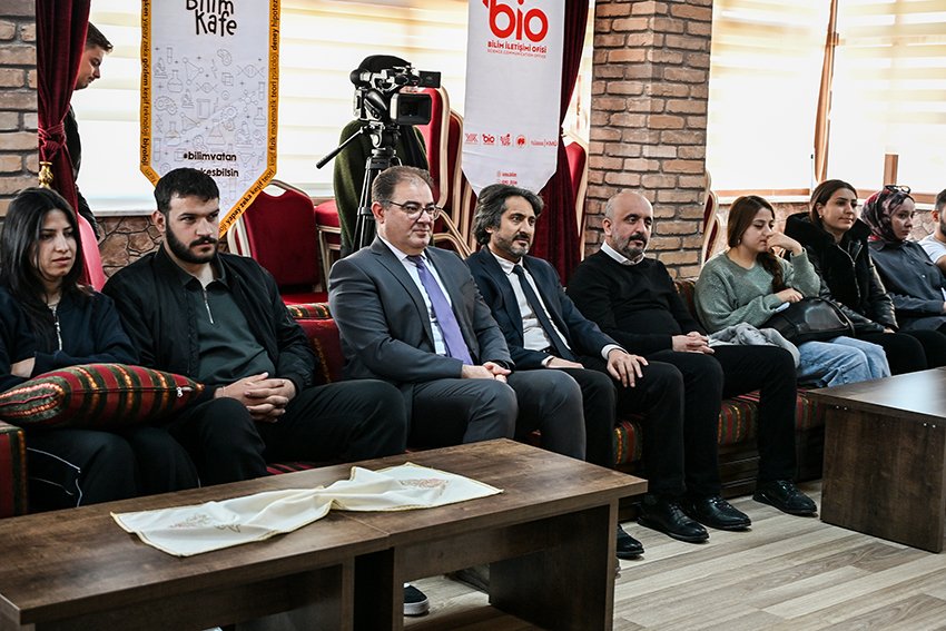 UniversiteKmu's tweet photo. Üniversitemizde düzenlenen Bilim Kafe etkinliğinde KMÜ Bilim İletişimi Koordinatörlüğü tarafından organize edilen “Ramazan Bize Ne Söyler?” programında Ramazan ayının bireysel ve toplumsal boyutları ele alındı. 
👇
https://t.co/FEGYyXY3uI https://t.co/L4yba94N5x