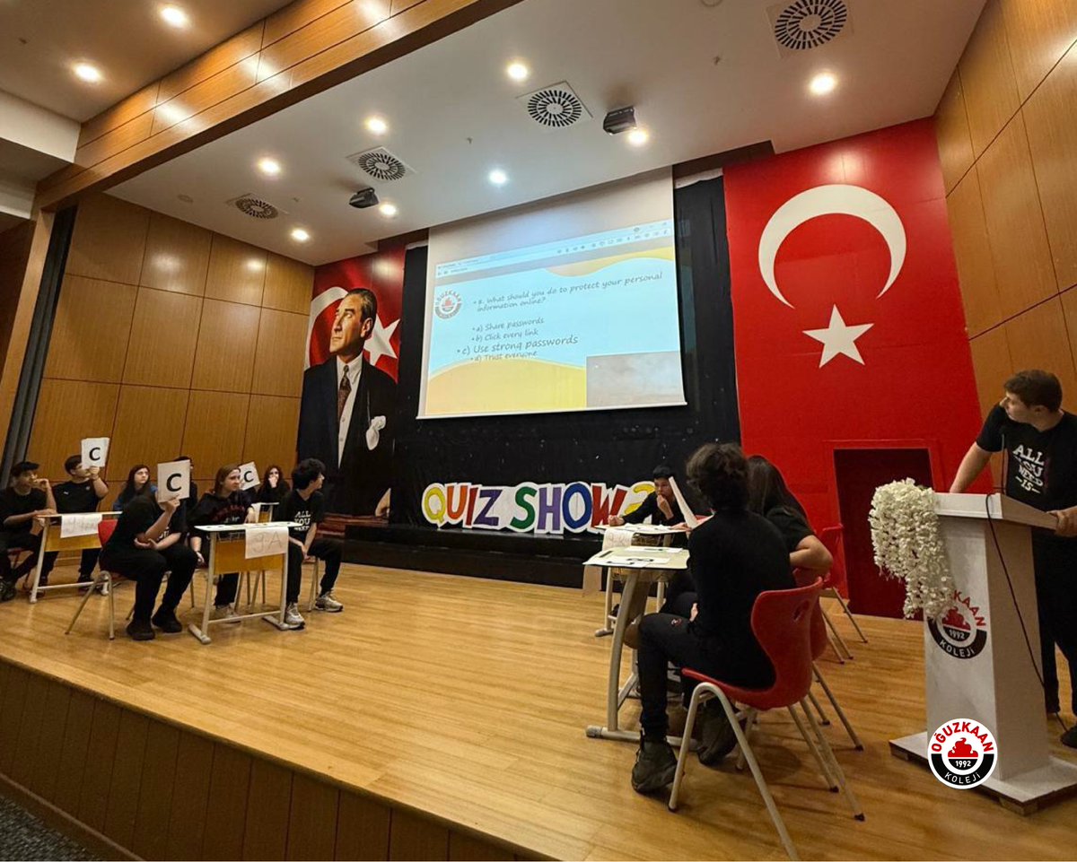 OguzkaanKoleji's tweet image. 🎤 ENGLISH QUIZ SHOW HEYECANI! 🇬🇧

9. ve 10. sınıf öğrencilerimizin katılımıyla gerçekleştirdiğimiz English Quiz Show etkinliğimizde bilgi, hız ve takım ruhu bir aradaydı! 🧠⚡
#EnglishQuizShow #LearningIsFun #Teamwork #SchoolLife #EnglishLearning