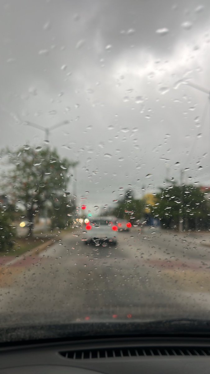 kachimbombo's tweet photo. @ClimaYucatan empanzando a llover en Ciudad del Carmen https://t.co/vUFDImO15g