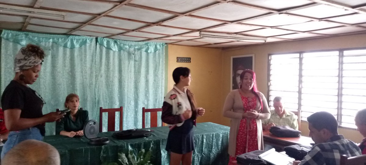 Con hermosas poesías de Martí y recordando a Fidel en el año del centenario de su natalicio, se recibe en <a href="/DMEBaguanos/">DGE Báguanos</a>    a visita de ayuda metodológica provincial. 
#HonorHolguinero #100AñosConFidel.
