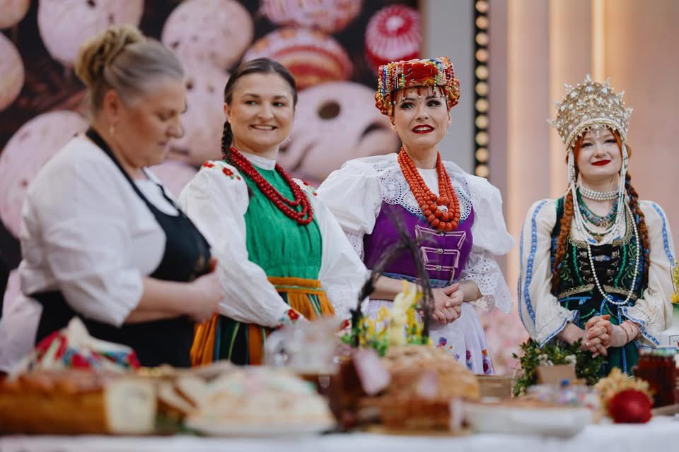 zespolslask's tweet photo. Solistka chóru Zespołu „Śląsk”, Elżbieta Przewoźnik, była dziś gościem programu @pytanie_na  śniadanie. W rozmowie opowiadała o świątecznych tradycjach kulinarnych, podkreślając znaczenie rodzinnych przepisów i smaków przekazywanych z pokolenia na pokolenie. https://t.co/wKTJDDMwsj