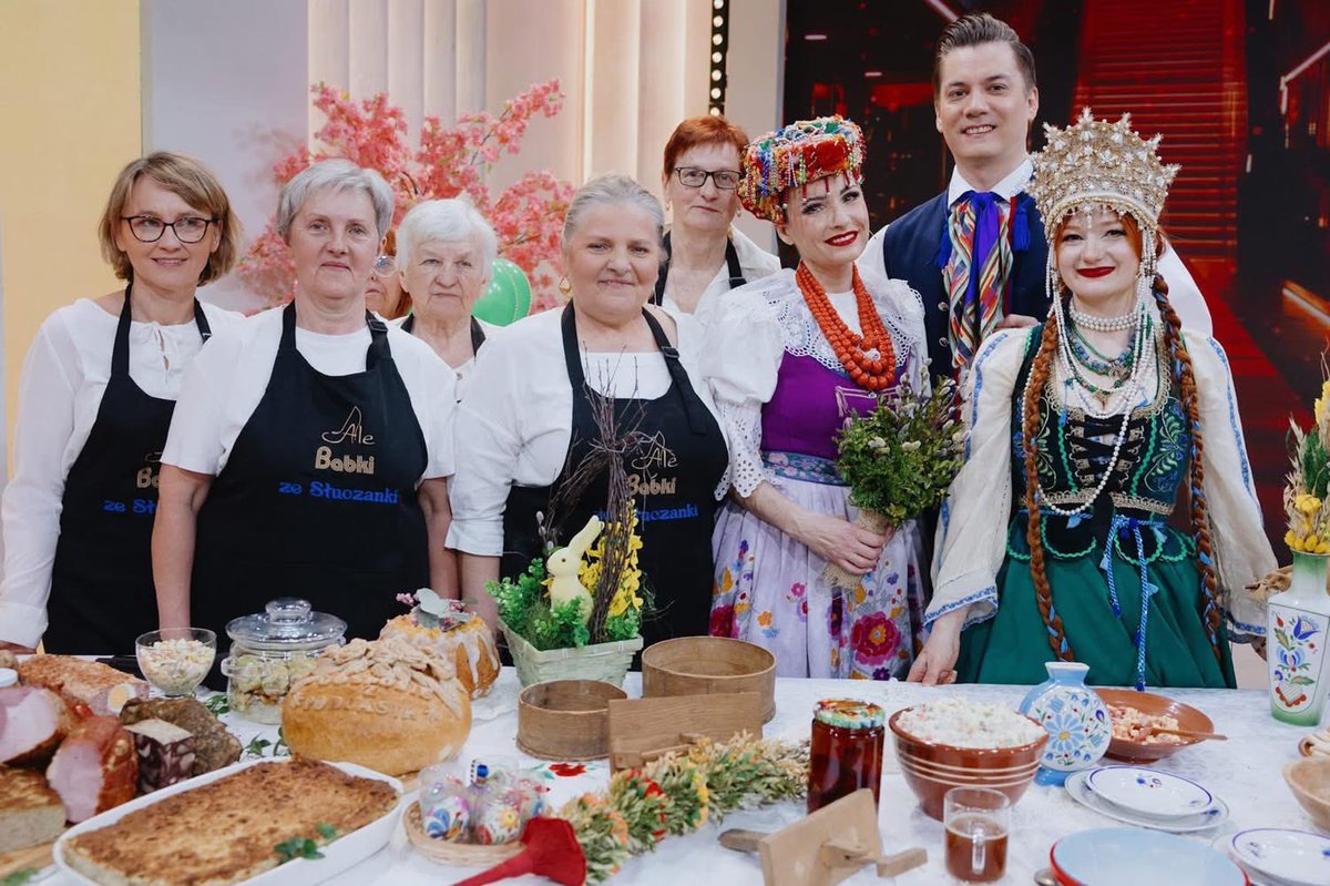 zespolslask's tweet photo. Solistka chóru Zespołu „Śląsk”, Elżbieta Przewoźnik, była dziś gościem programu @pytanie_na  śniadanie. W rozmowie opowiadała o świątecznych tradycjach kulinarnych, podkreślając znaczenie rodzinnych przepisów i smaków przekazywanych z pokolenia na pokolenie. https://t.co/wKTJDDMwsj