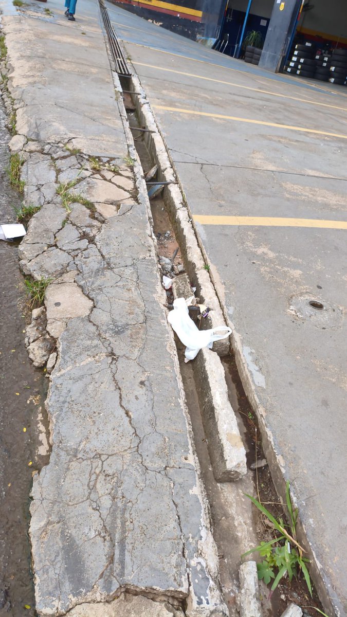 correiodeminas's tweet image. Grades furtadas deixam passeio em situação de risco na rua Lopes Franco, em Lafaiete #correiodeminas

#furto #grade #risco #perigo #correiodeminasonline

correiodeminas.com.br/2026/03/17/gra…