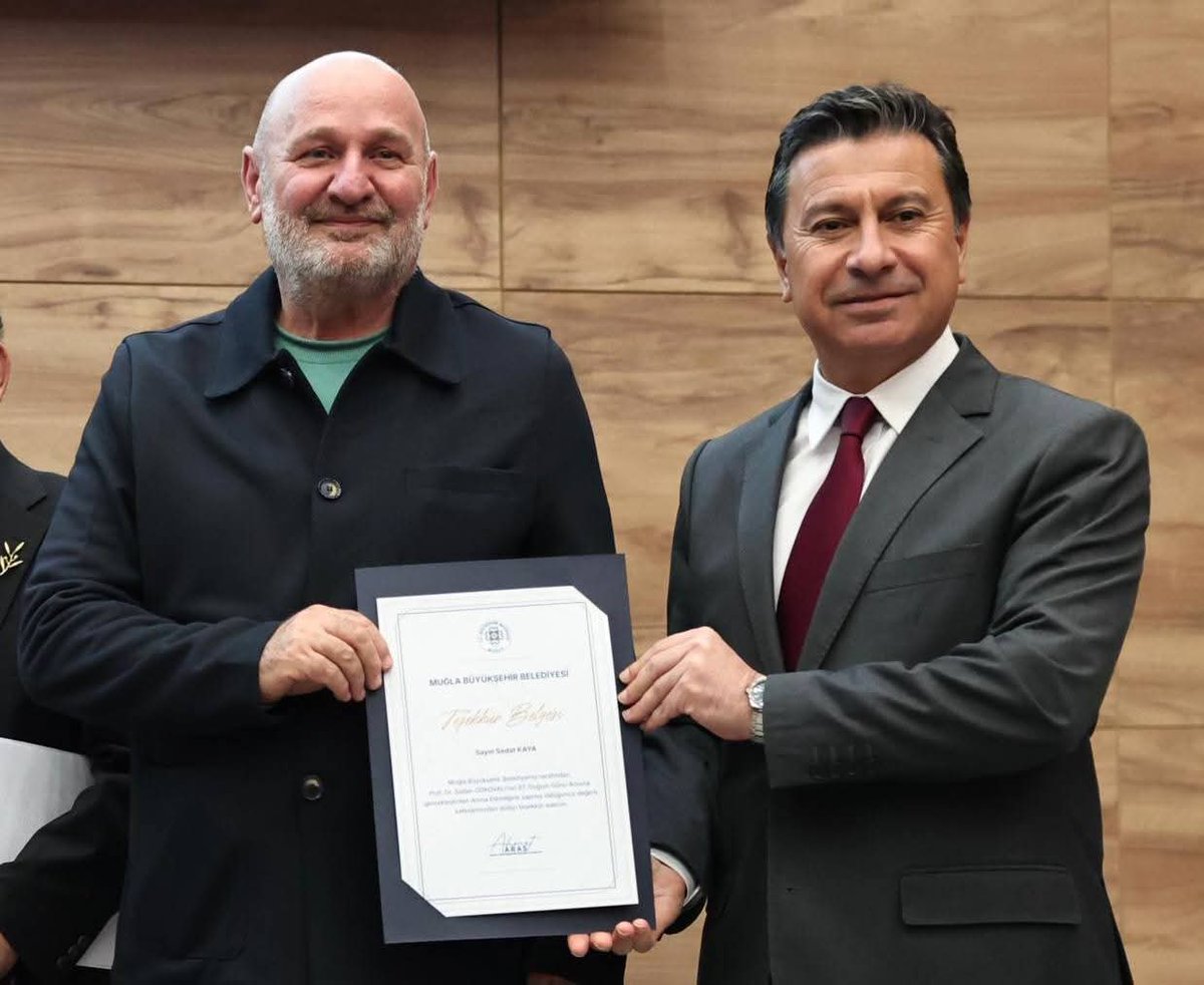 KİMİ TOPRAĞA GÖMÜLÜR
KİMİ YÜREKLERE
Ege ve Akdeniz'in dalgalarının kucaklaştığı, güneşin tanrılarla göz göze geldiği topraklarda bir ozan doğmustu.
Adı Şadan’dı.
Gökova’nın kadim rüzgârları onun kaderini daha beşikteyken fısıldamış, Anadolu’nun binlerce yıllık hafızası, taşların