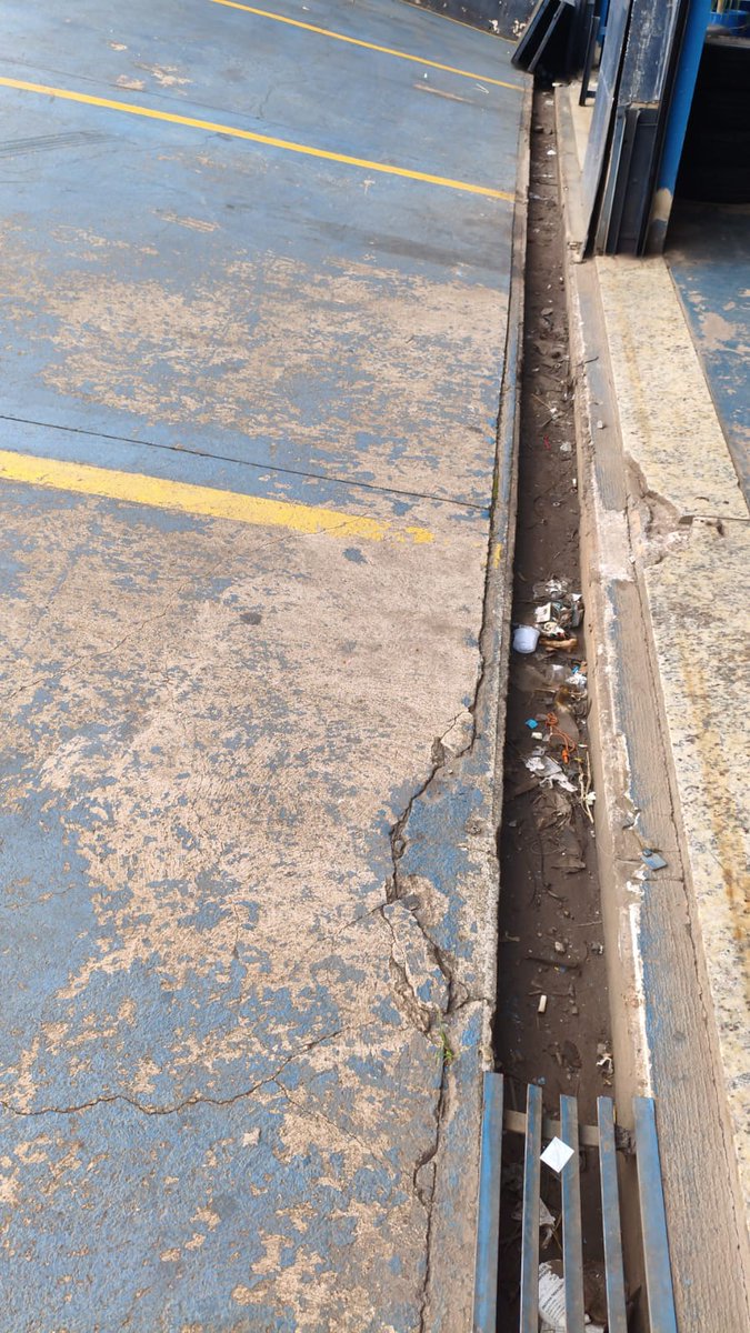 correiodeminas's tweet image. Grades furtadas deixam passeio em situação de risco na rua Lopes Franco, em Lafaiete #correiodeminas

#furto #grade #risco #perigo #correiodeminasonline

correiodeminas.com.br/2026/03/17/gra…