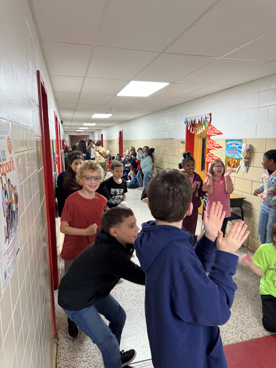 AsburyFoxDen's tweet photo. In honor of our Hampton Reads Month, Asbury did an awesome Reading Relay! Teachers were challenged to read a book to their students as fast as they can. Both the students and the teachers had such a fun time! #WeAreHCS #FoxPride https://t.co/jyuUhJ2SQO