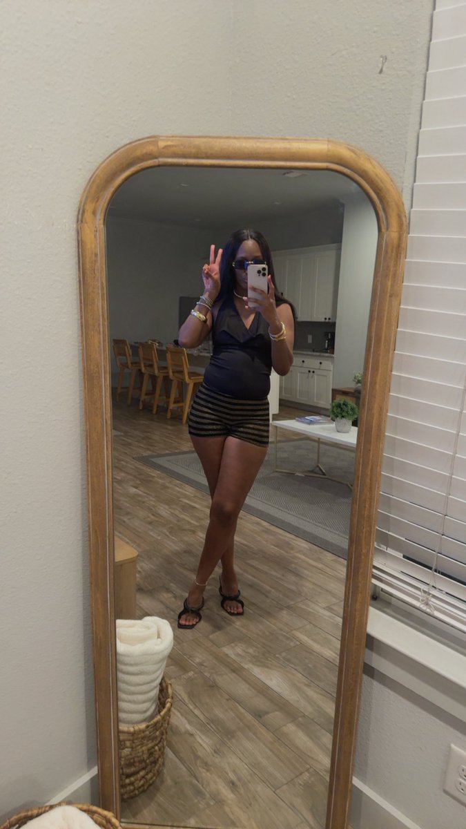 Val ᥫ᭡ tweet media