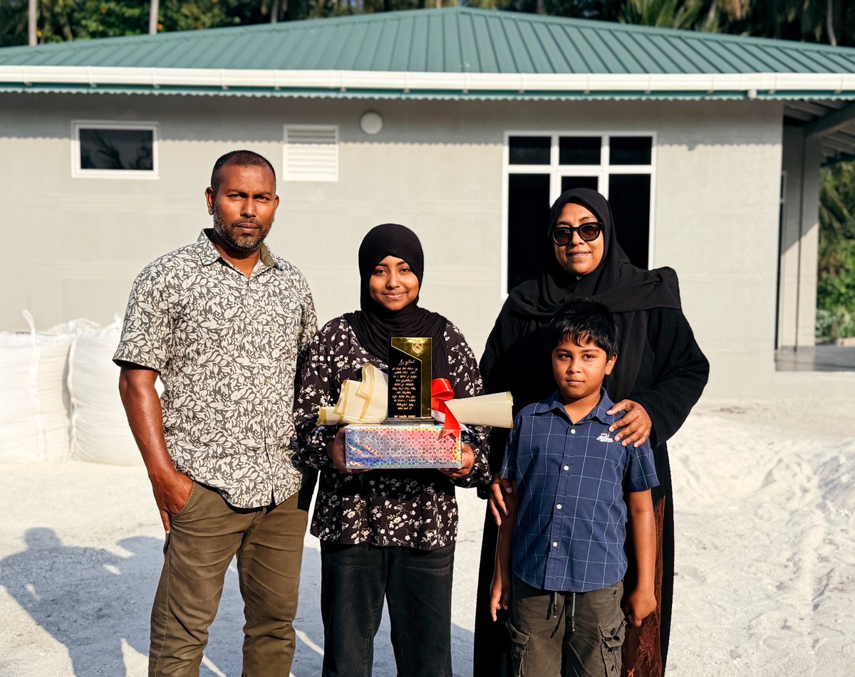AllianceSports_'s tweet photo. ހއ.ބާރަށު އެންމެ އަލިގަދަ ތަރި 1447 ޤުރްއާން މުބާރާތުގައި 1 ވަނަ ހާސިލްކޮށްފައިވާތީ އެކަމުގެ އަގުވަޒަންކޮށް، އަދި ޤުރްއާނުގެ ޢިލްމުން އިތުރަށް ކުރިއަށް ދިއުމަށް ހިތްވަރުދިނުމުގެ ގޮތުން ޝިޢުރީ ބިންތް ޢަބުދުالله ޝާހީން  އަށް މި ކުލަބްގެ ފަރާތުން ހަނދާނީ ފިލާއެރުވުން.

#AllianceSC https://t.co/DBQ09vdkrc