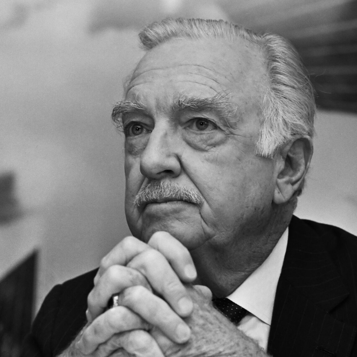 FarroRobot's tweet image. -"La libertad de prensa no es solo importante para la democracia, es la democracia"-Walter Cronkite

-"Gracias a sus senos, gracias a sus chiches"-Lord Molécula