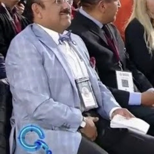 FarroRobot's tweet image. -"La libertad de prensa no es solo importante para la democracia, es la democracia"-Walter Cronkite

-"Gracias a sus senos, gracias a sus chiches"-Lord Molécula