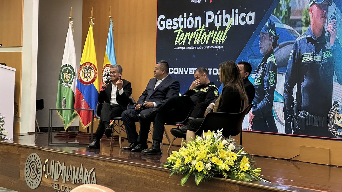PoliciaSoacha_'s tweet image. #AEstaHora en las instalaciones de la @CundinamarcaGob participamos en un conversatorio clave sobre gestión pública territorial.

Trabajar de la mano con la comunidad, permite construir una paz duradera y una convivencia ciudadana sólida.
#Seguridad
#Dignidad
#S2D