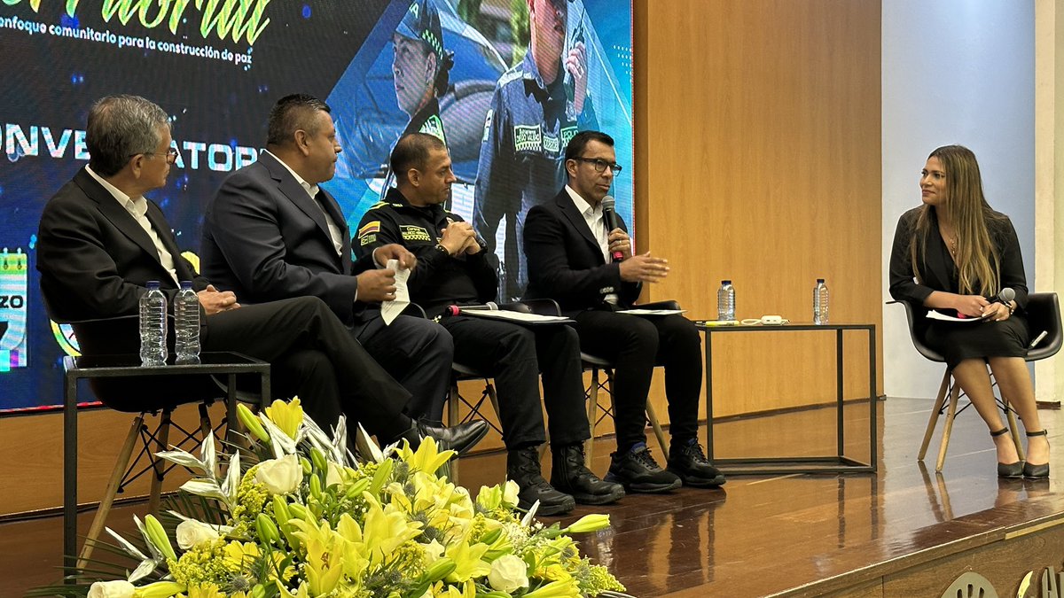 PoliciaSoacha_'s tweet image. #AEstaHora en las instalaciones de la @CundinamarcaGob participamos en un conversatorio clave sobre gestión pública territorial.

Trabajar de la mano con la comunidad, permite construir una paz duradera y una convivencia ciudadana sólida.
#Seguridad
#Dignidad
#S2D