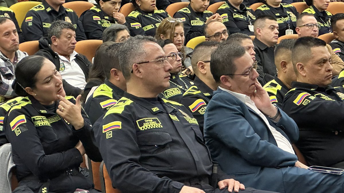 PoliciaSoacha_'s tweet image. #AEstaHora en las instalaciones de la @CundinamarcaGob participamos en un conversatorio clave sobre gestión pública territorial.

Trabajar de la mano con la comunidad, permite construir una paz duradera y una convivencia ciudadana sólida.
#Seguridad
#Dignidad
#S2D