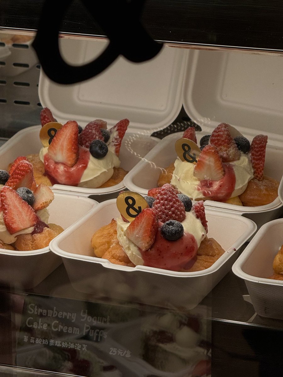 lostyouinmay's tweet photo. ถ้าไปจีนไปกิน butterful creamorous เถอะ ㅜㅜ ถูกกว่ามาก นั่งเลือกตาแตก แล้วอร่อยมากด้วยนี่ซื้อหิ้วกลับไทยมากินหลายชิ้นอร่อยโคตรๆ บางชิ้นแค่หลักสิบเอง https://t.co/vFvxMEgh56