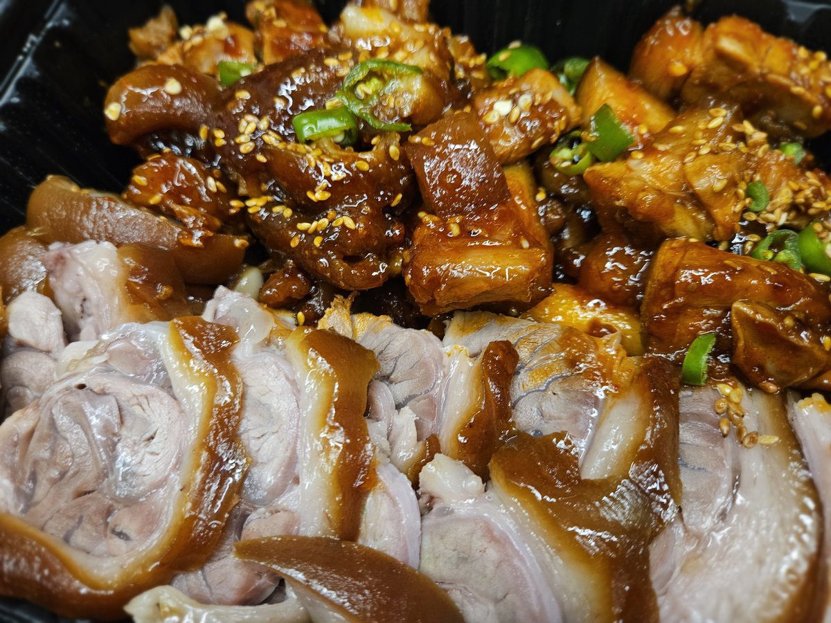 오늘은 힘이없네ㅠㅠ
어제 지방에서 늦게 올라오고
오래걸리고 너무 피곤해서 그런가
다들 좋은하루보냈지?
힘없다고 짝꿍이 족발사다줬네
먹고 힘이 났으면 좋겠다 잉ㅠㅠ
다들 오늘 수고했다아 최고🫳👍