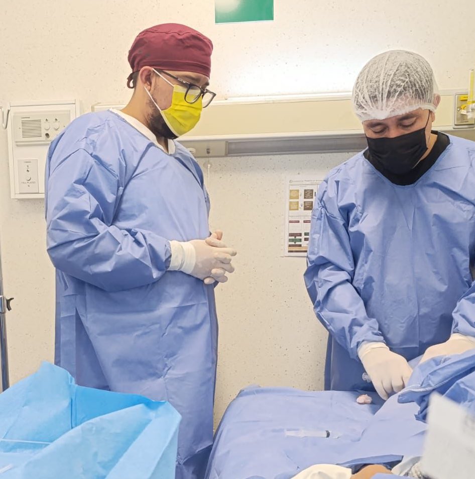 Dr_Dive's tweet image. En la rotación #Eco #HGT, la seguridad del paciente no es negociable.
Antes de realizar un acceso vascular en un paciente, los residentes deben completar al menos 20 simulaciones por cada técnica y tipo de acceso.
La evidencia es clara:
🔹 La práctica simulada mejora la tasa de