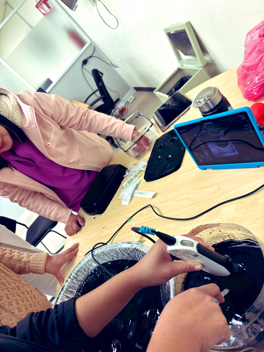 Dr_Dive's tweet image. En la rotación #Eco #HGT, la seguridad del paciente no es negociable.
Antes de realizar un acceso vascular en un paciente, los residentes deben completar al menos 20 simulaciones por cada técnica y tipo de acceso.
La evidencia es clara:
🔹 La práctica simulada mejora la tasa de