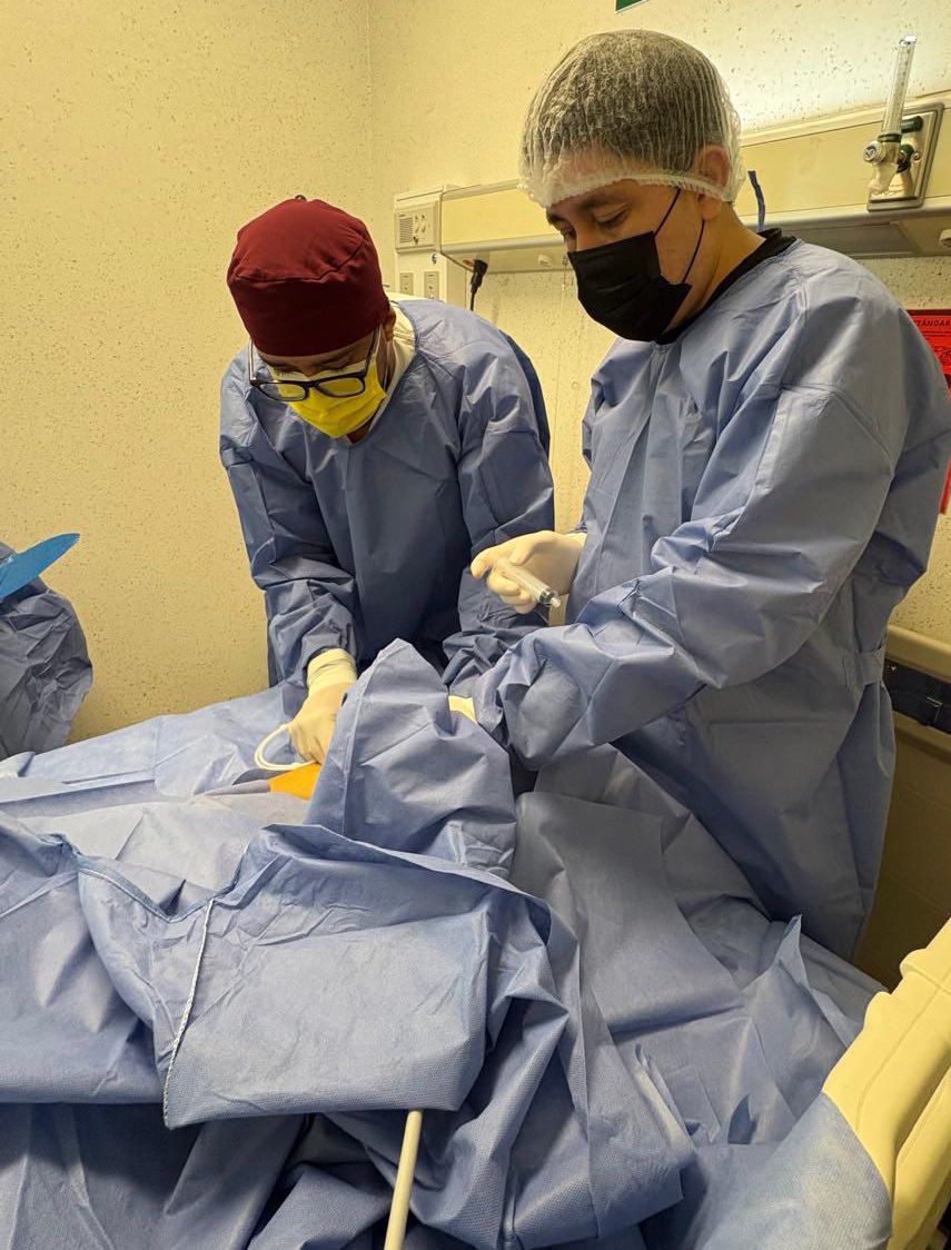 Dr_Dive's tweet image. En la rotación #Eco #HGT, la seguridad del paciente no es negociable.
Antes de realizar un acceso vascular en un paciente, los residentes deben completar al menos 20 simulaciones por cada técnica y tipo de acceso.
La evidencia es clara:
🔹 La práctica simulada mejora la tasa de