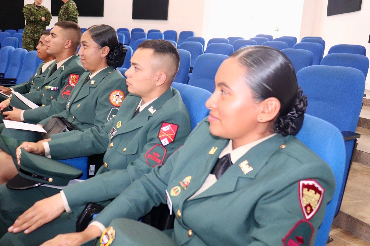 Ejercito_Div5's tweet photo. 14 nuevos suboficiales se integran a las unidades de la #OctavaBrigada. Durante su presentación, fueron capacitados por el Estado Mayor en procesos clave y en el ambiente operacional donde asumirán como comandantes de escuadra, fortaleciendo el liderazgo y la misión institucional. 🇨🇴

#PatriaHonorLealtad