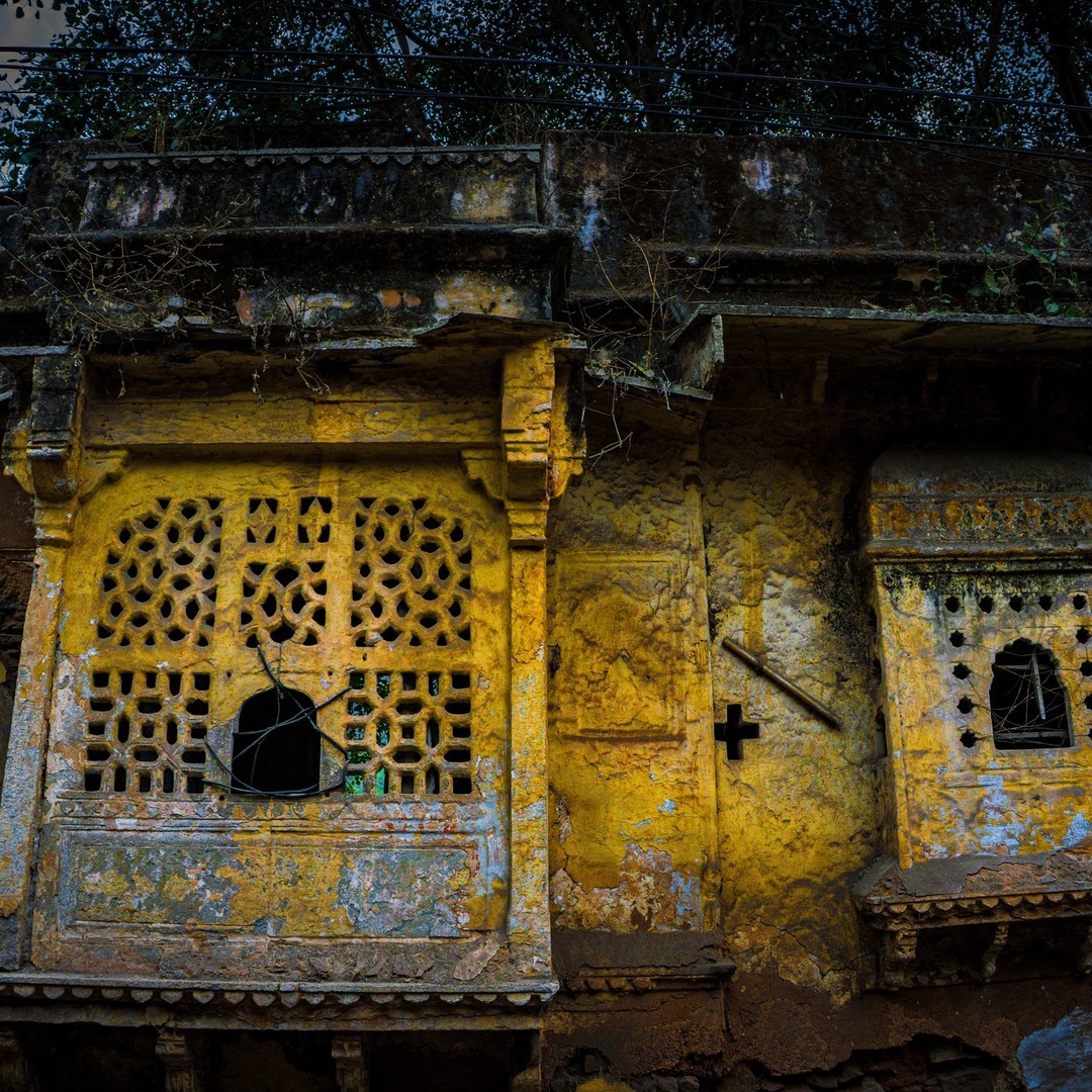 "Bundi Before the World Wakes"
There is a particular kind of magic that belongs only to those who rise before the sun. In the ancient bylanes of Bundi, Rajasthan, that magic has a name — it is the silence of crumbling jharokhas still holding their dignit… instagr.am/p/DV_LW1QjyxN/