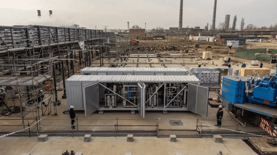 fuelcellsworks's tweet image. OMV Petrom receives first #electrolyser module for its 20 MW #greenhydrogen unit at Petrobrazi. A key step toward producing SAF &amp;amp; HVO and boosting #lowemission mobility.

#HydrogenNow #EnergyTransition #Decarbonization #CleanEnergy #HydrogenEconomy

fcw.sh/rngFNx