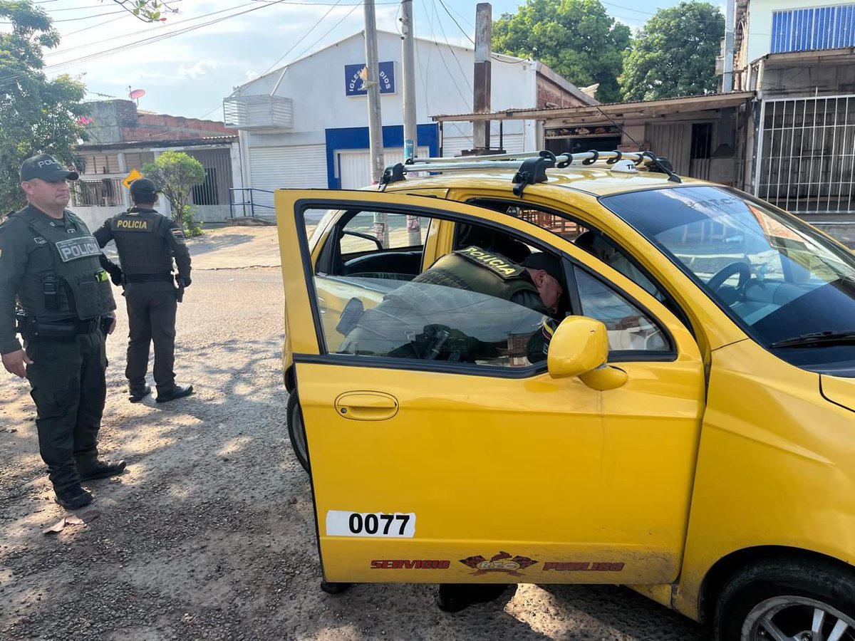 PoliciaCucuta's tweet image. #Dignidad | 🤝🏻🚔Fortalecemos la seguridad en el sector Belén con actividades de registro y control a personas, así como verificación de antecedentes a vehículos, reafirmando nuestra presencia institucional y el compromiso con la tranquilidad de la comunidad.