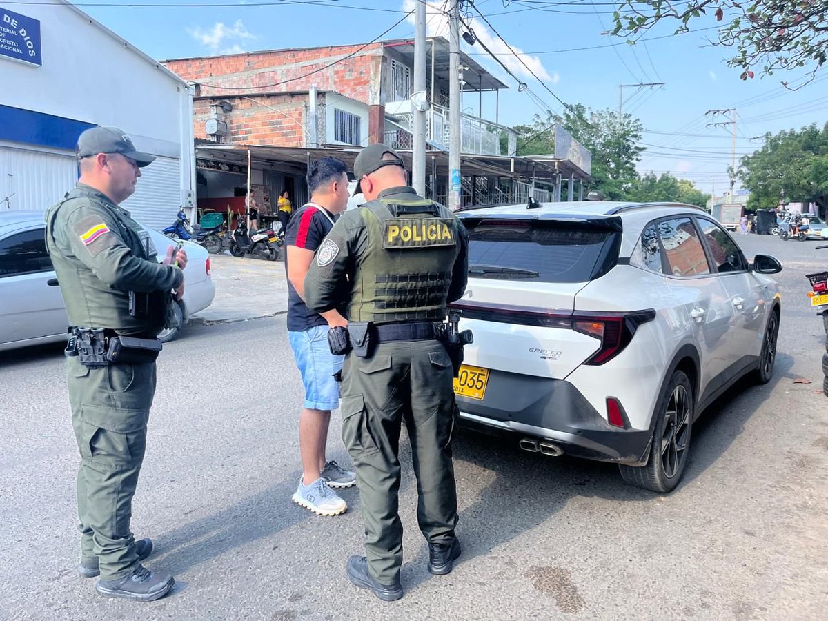 PoliciaCucuta's tweet image. #Dignidad | 🤝🏻🚔Fortalecemos la seguridad en el sector Belén con actividades de registro y control a personas, así como verificación de antecedentes a vehículos, reafirmando nuestra presencia institucional y el compromiso con la tranquilidad de la comunidad.