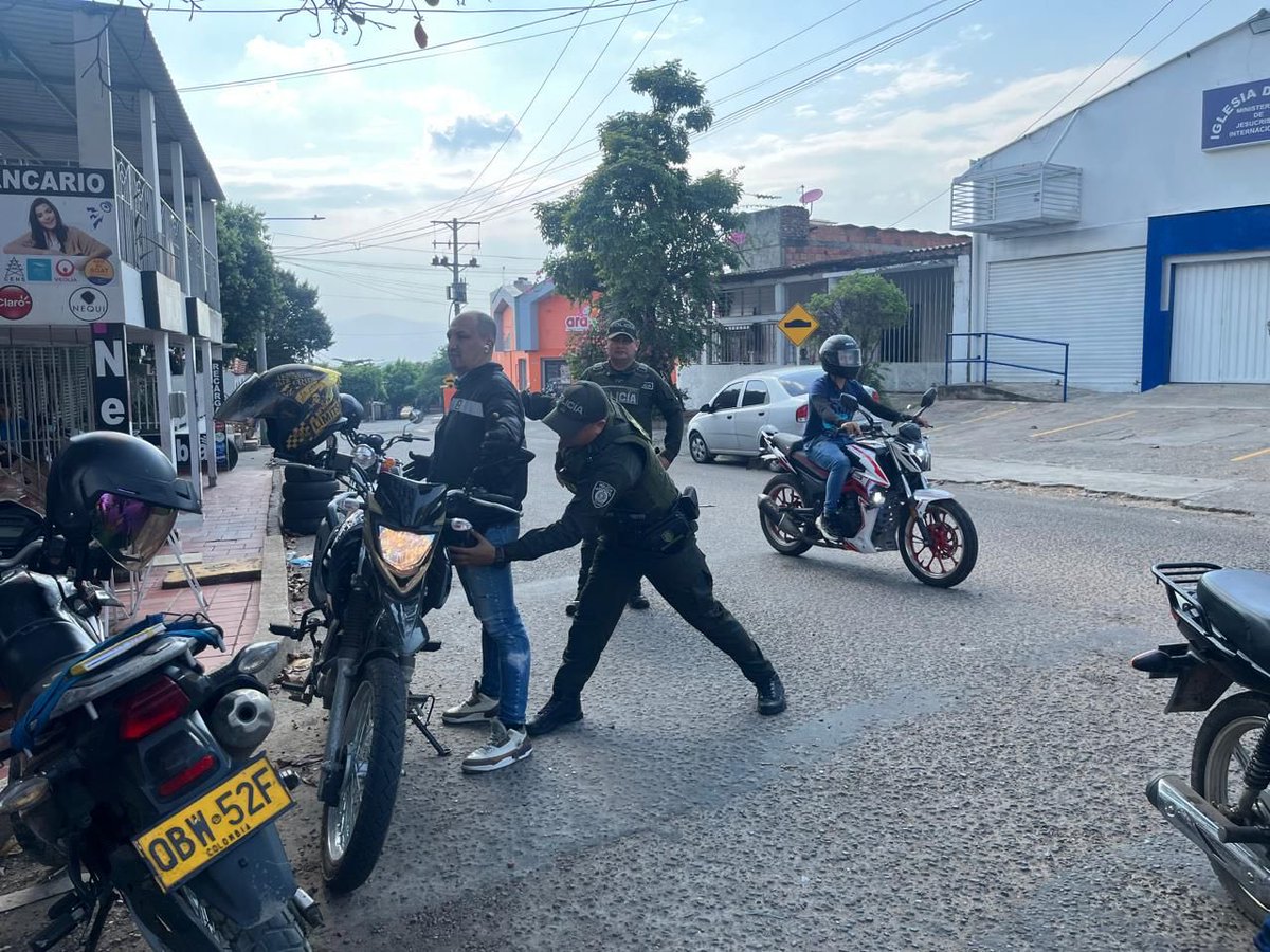 PoliciaCucuta's tweet image. #Dignidad | 🤝🏻🚔Fortalecemos la seguridad en el sector Belén con actividades de registro y control a personas, así como verificación de antecedentes a vehículos, reafirmando nuestra presencia institucional y el compromiso con la tranquilidad de la comunidad.