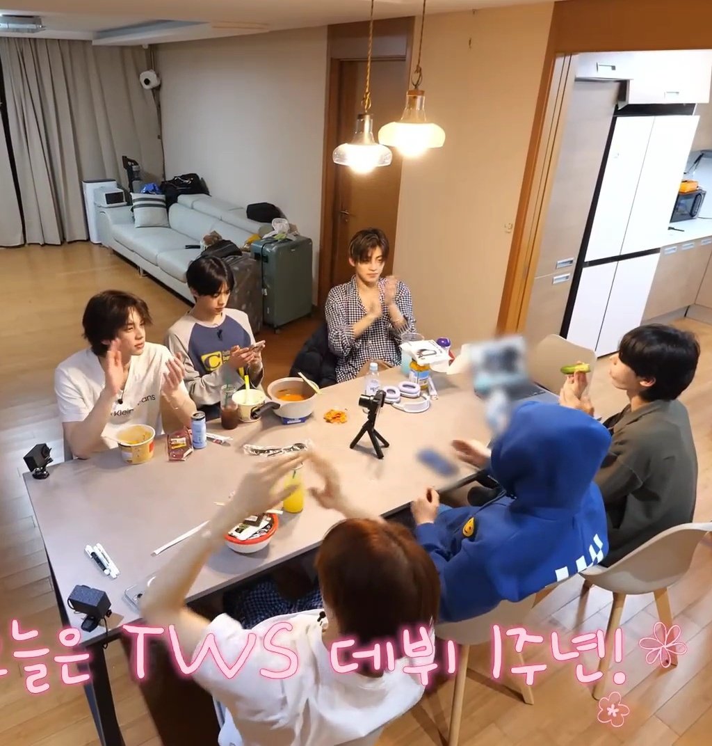 6인용식탁에맨날딱붙어서앉아잇는거 하