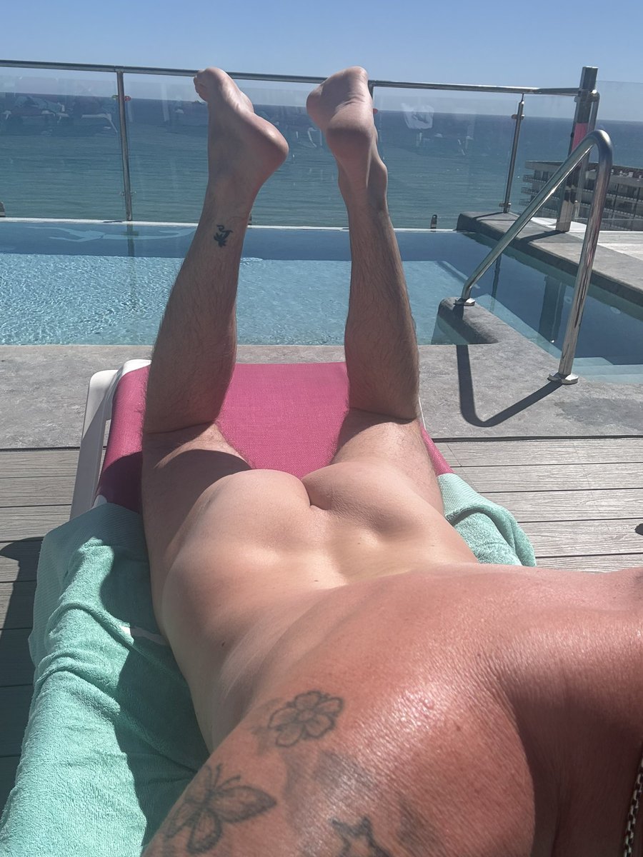 SneaksFFeet1975 tweet media