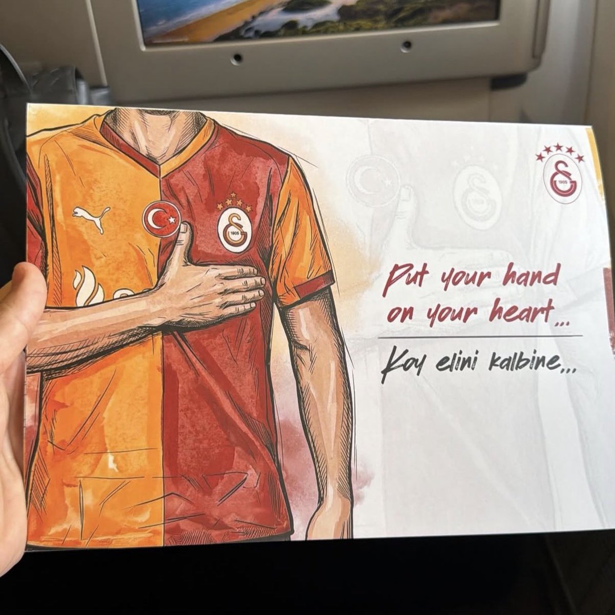 pushsportr's tweet photo. İngiltere’ye doğru yola çıkan Galatasaraylı futbolculara bırakılan not:

“Koy elini kalbine..” https://t.co/gZxSExXGaD