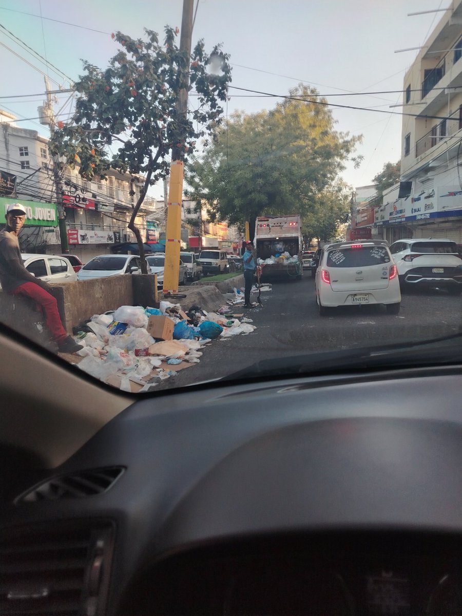 marga2478's tweet photo. Buenos días, esto debe ser un plan del Ayuntamiento del D. N. Todos los días en horario laboral un camión impide el flujo vehicular en Los Ríos, urge un plan eficiente! https://t.co/LjbQ6pbpAf