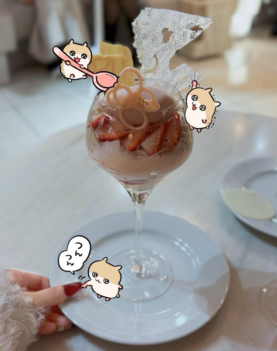 cobihamugohan's tweet photo. 今日はMOSKA by Ginger Gardenさんでパフェ活してきた♩
この可愛いパフェの中には桜のアイスやほうじ茶風味のクリーム、イチゴやゼリー、ナッツなどがたくさん❣️🌸🍓
お昼ご飯食べないで行ったんだけど、パフェだけで満腹になるほどの満足感でした⭐️
#コビハムちゃん #MOSKAbyGingerGarden さん https://t.co/TqrvsH9wB3