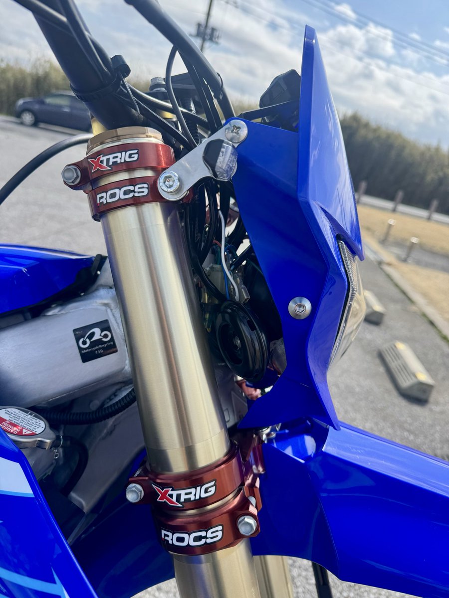 Ninja2300's tweet photo. ネットでは、ライトカウル取付の下側角が付いたトリプルクランプを使っている方もいましたが、購入した物には角がなくライトカウル用のステーを作成してもらいました。
角付きのトリプルクランプを使用している方は、何用のトリプルクランプを使用しているのでしょう⁈
#yz250fx
 #モタード
#Motard https://t.co/h63jo1Qbr9
